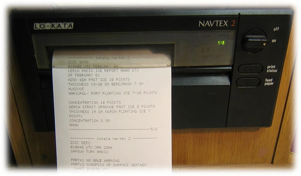 Récepteur NAVTEX imprimant un message ; la façade affiche 518.